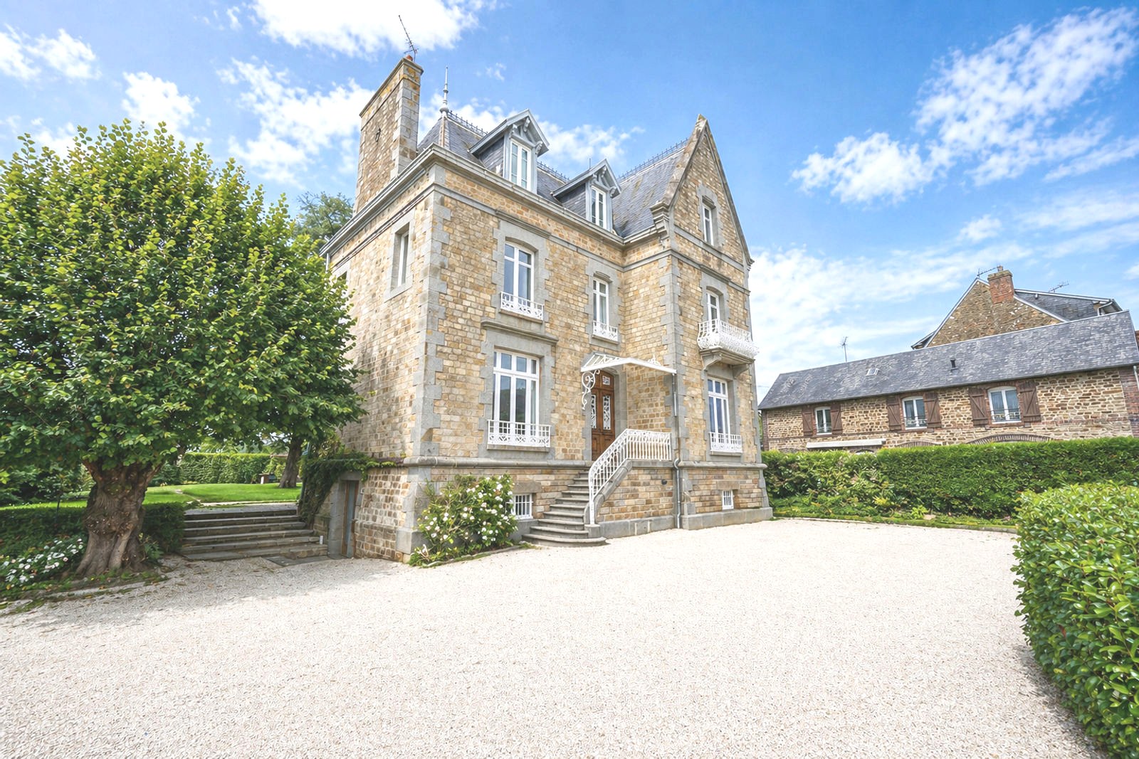 The manor from the park — Le Manoir Ducey