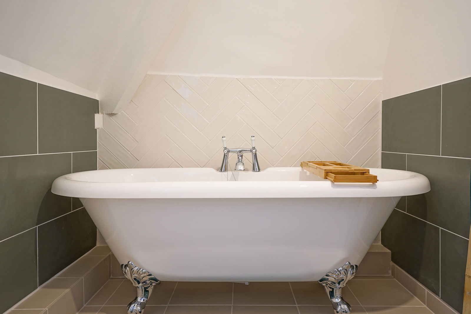 Claw-foot bathtub — Le Manoir Ducey