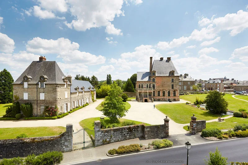 Le château des Montgomery au bord de la Sélune à Ducey, en Normandie