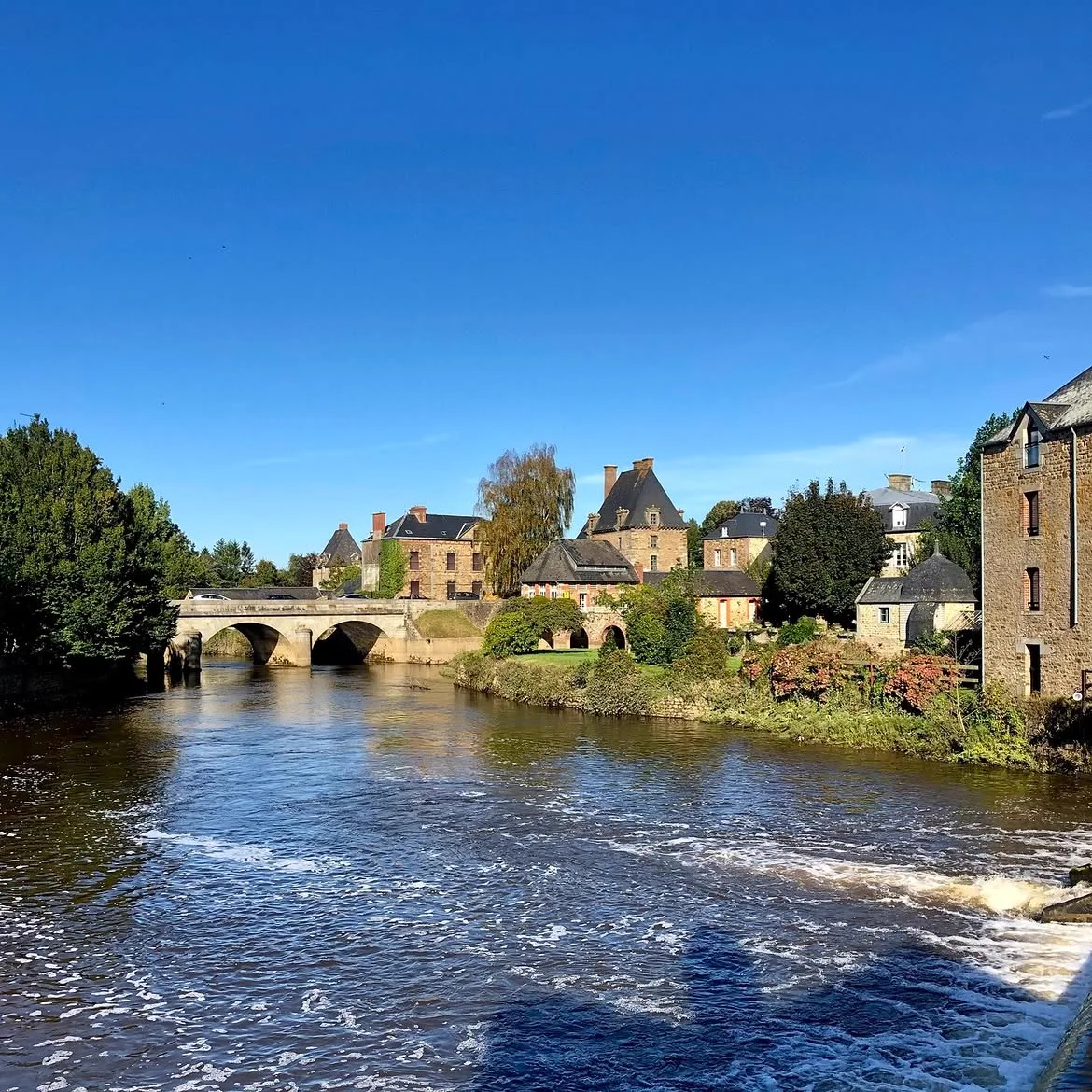 The River Sélune and the old stone bridge at Ducey-les-Chéris in Normandy