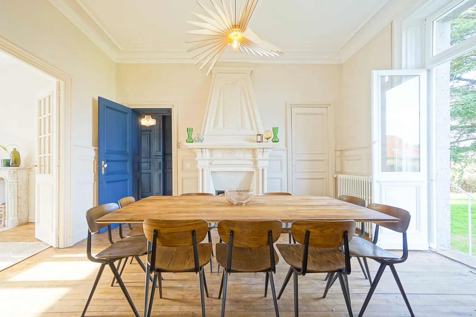 La longue table du Manoir Ducey, dressée pour quinze convives