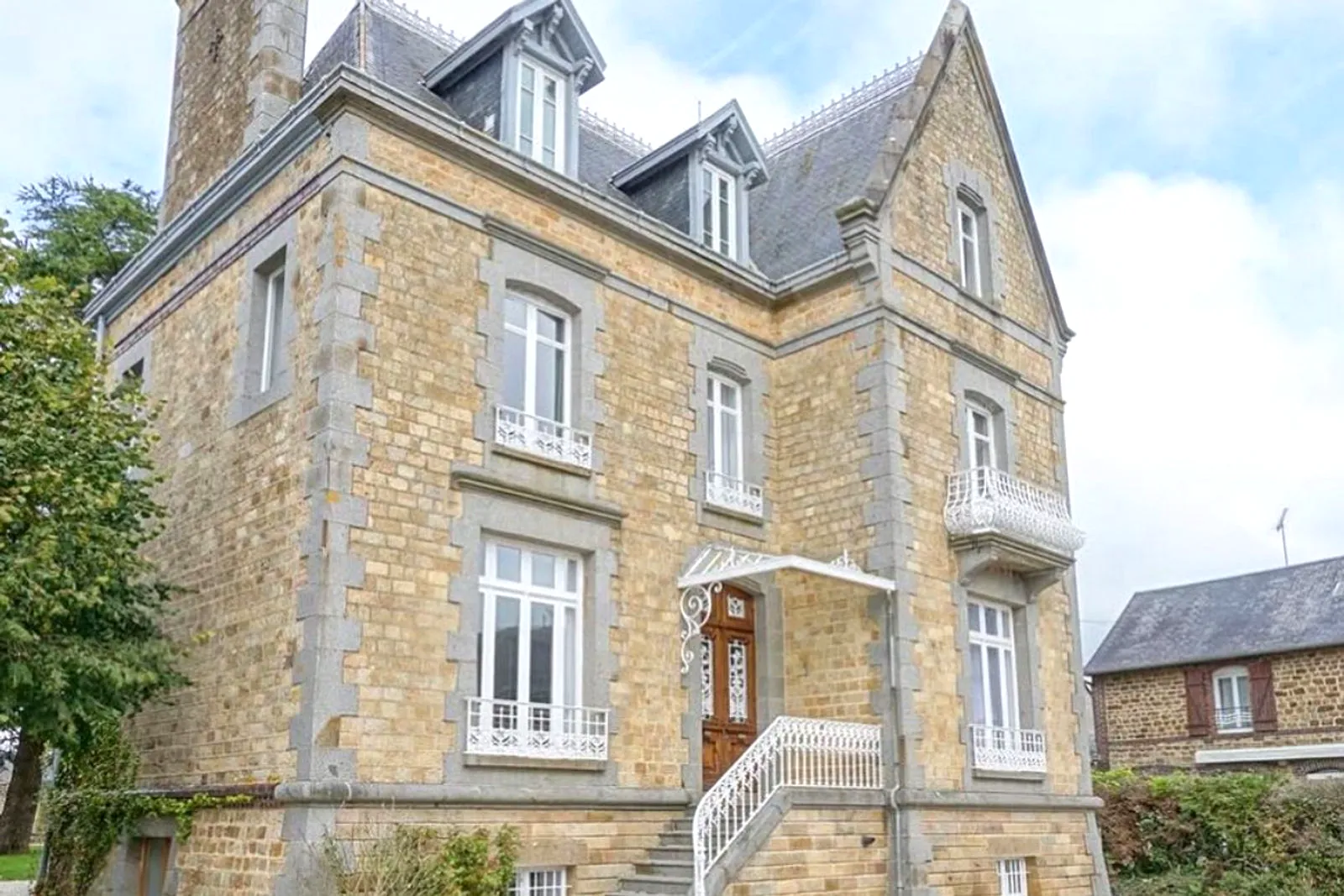 The façade of Le Manoir Ducey seen from the walled garden