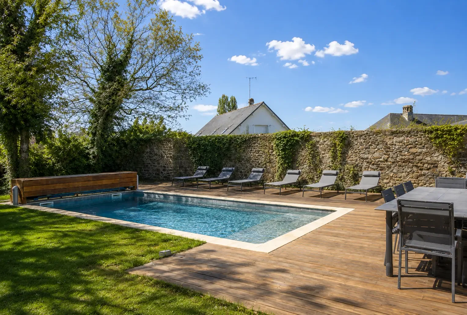 Transats au bord de la piscine