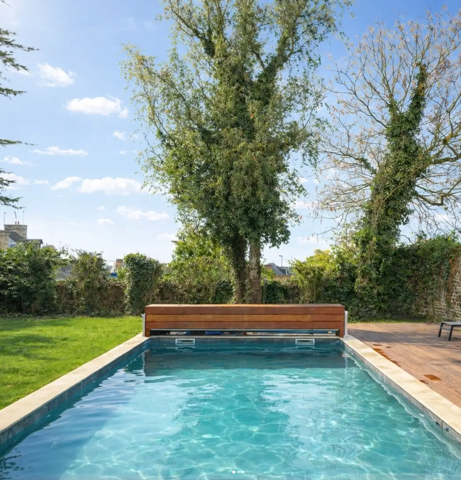 La piscine chauffée depuis le parc