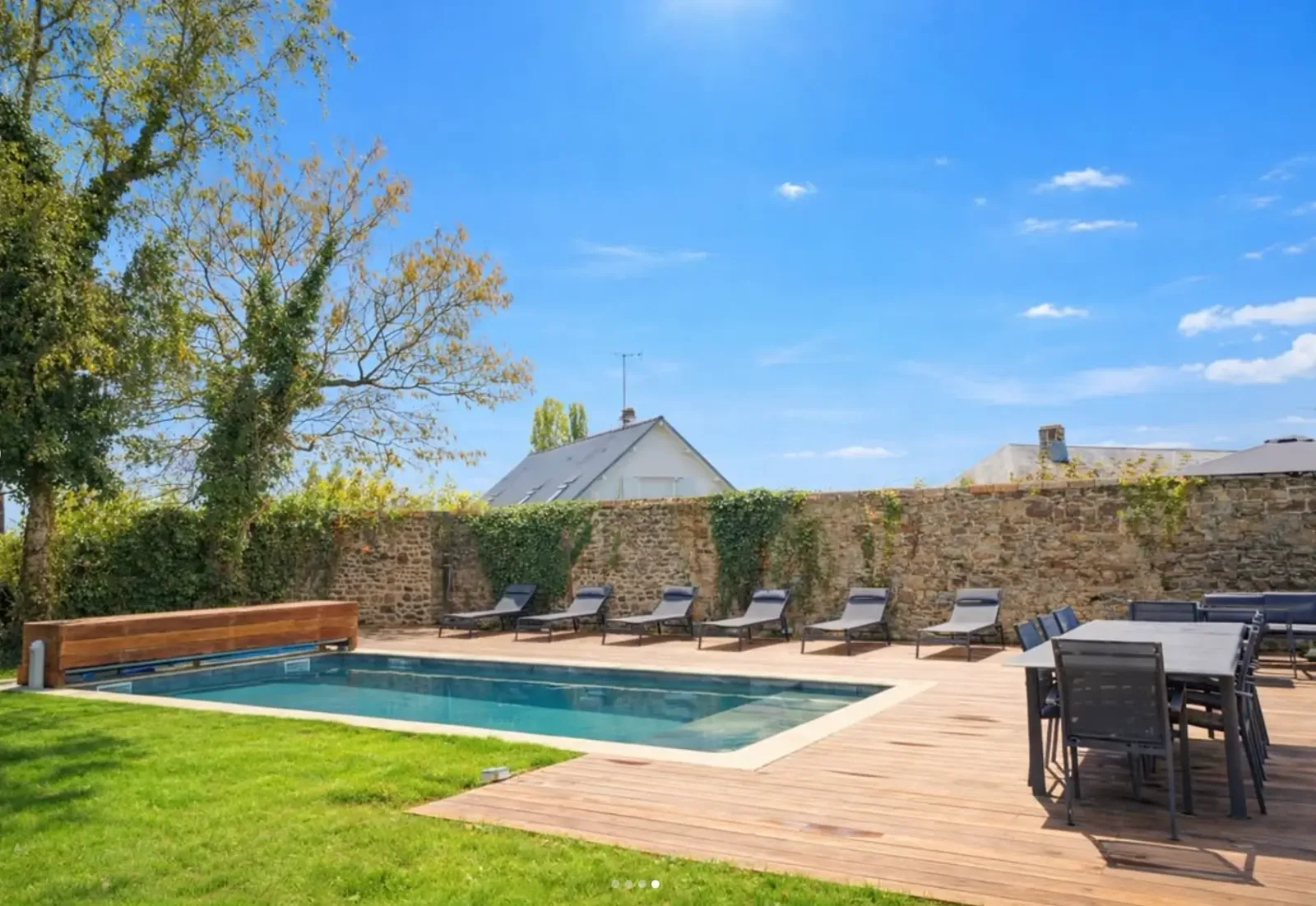 La piscine et le mur de lierre