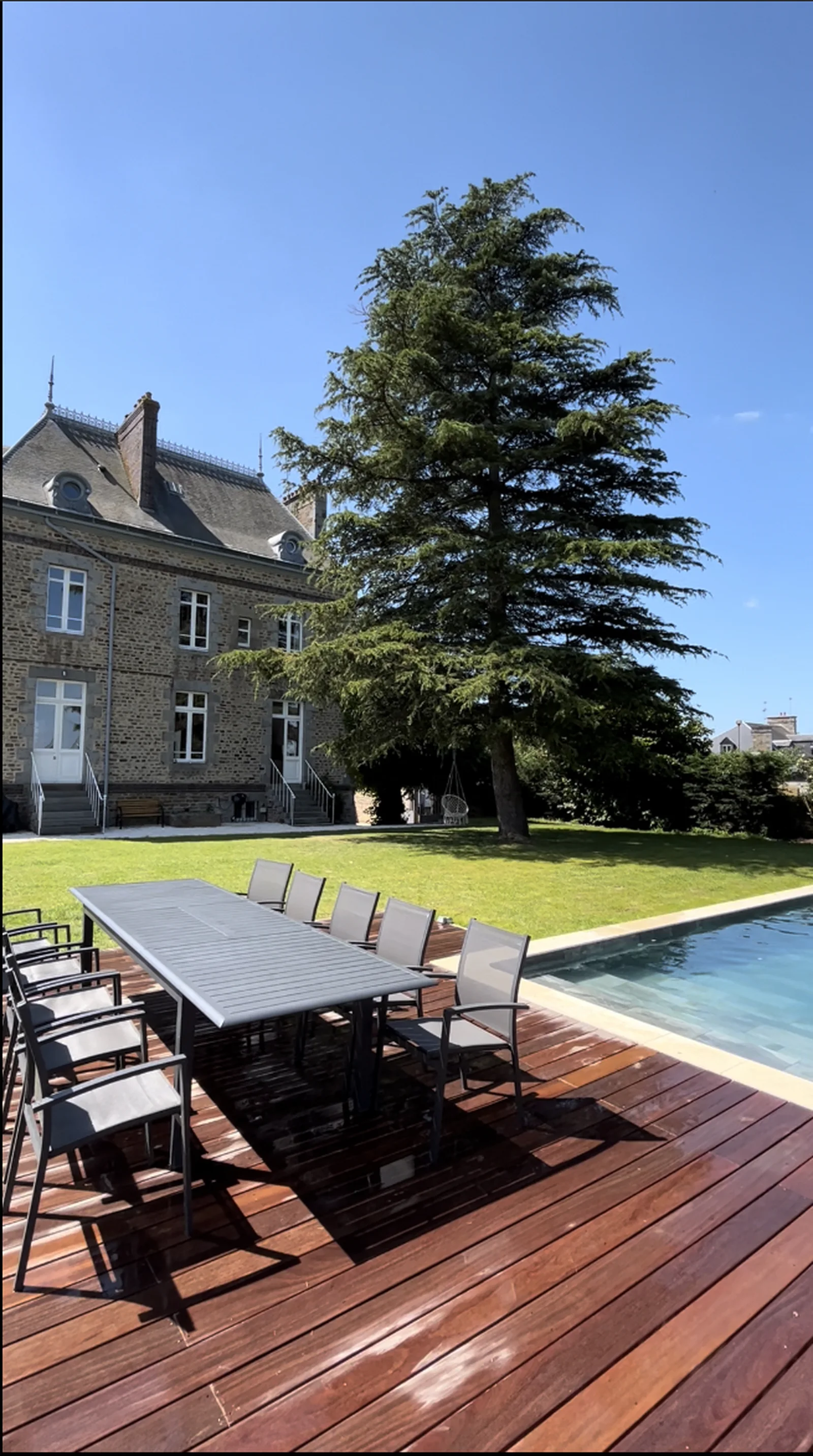 Le Manoir Ducey and its private swimming pool near Mont-Saint-Michel in Normandy