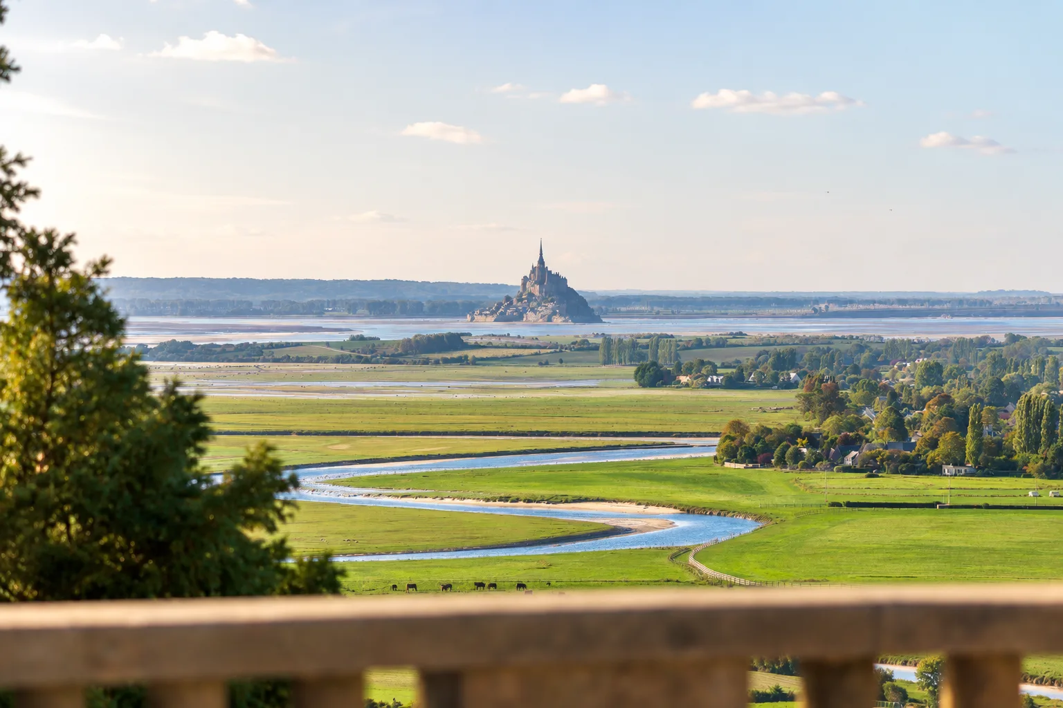 Le Mont-Saint-Michel et sa baie vus depuis la Normandie