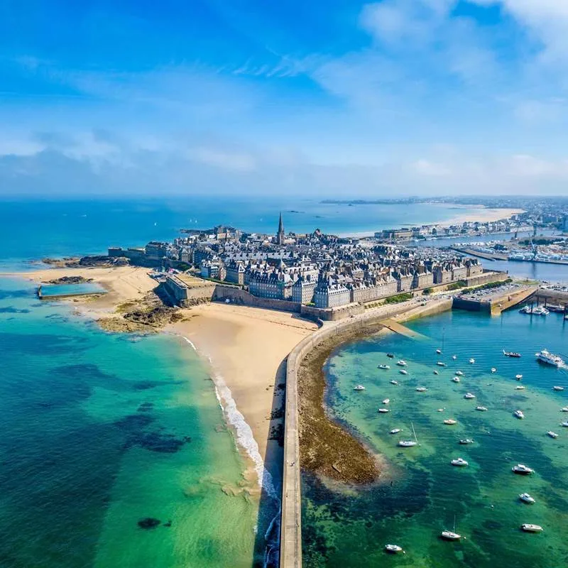 La cité fortifiée de Saint-Malo vue depuis la plage