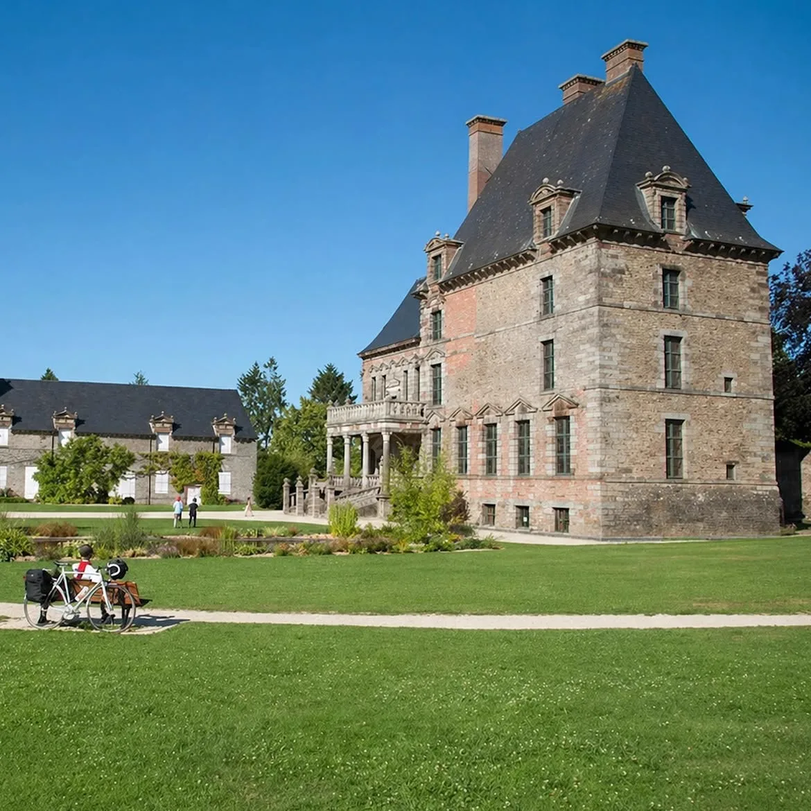 Cyclistes sur la Véloscénie entre Ducey et le Mont-Saint-Michel